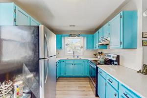 Dog-friendly coastal home with enclosed yard, fire pit and close to beach