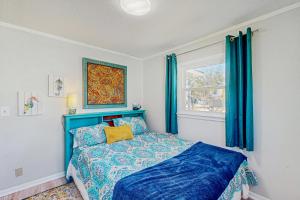 Dog-friendly coastal home with enclosed yard, fire pit and close to beach