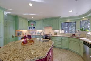 Mtn and Valley Views! Rimforest Lodge with Fireplace