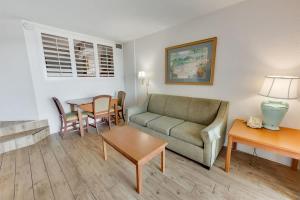 Wonderful Oceanfront Condo with Pools and Hot Tub