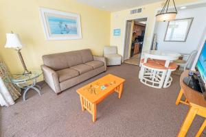Beach condo w balcony & hot tub