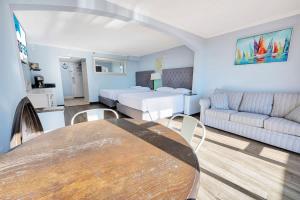 Newly Remodeled Caravelle l Studio, Views w Pools
