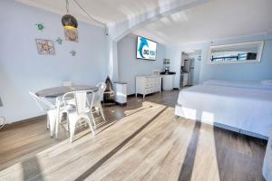 Newly Remodeled Caravelle l Studio, Views w Pools