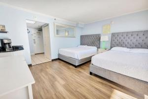 Newly Remodeled Caravelle l Studio, Views w Pools