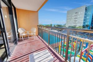 Newly Remodeled Caravelle l Studio, Views w Pools