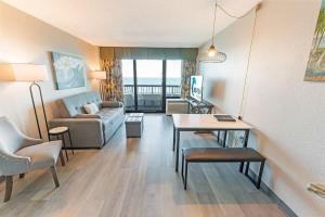 1BR Direct Oceanfront Views Pools, Modern Decor!