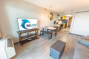 1BR Direct Oceanfront Views Pools, Modern Decor!