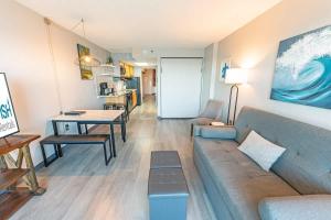 1BR Direct Oceanfront Views Pools, Modern Decor!