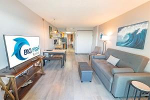 1BR Direct Oceanfront Views Pools, Modern Decor!