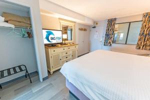 1BR Direct Oceanfront Views Pools, Modern Decor!