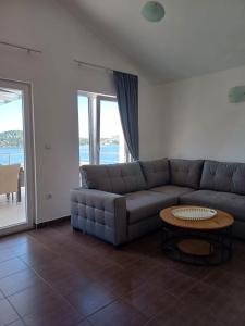 Quiet Bay Getaway Apt Mona 2 4 and 6