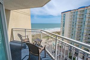 Amazing Beach Condo w hot tub, Balcony and Pools