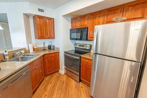 Amazing Beach Condo w hot tub, Balcony and Pools