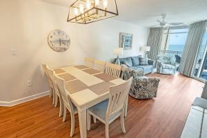 Amazing Beach Condo w hot tub, Balcony and Pools