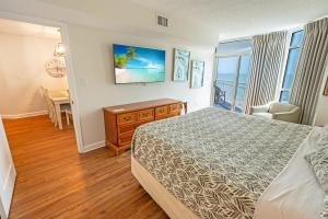 Amazing Beach Condo w hot tub, Balcony and Pools