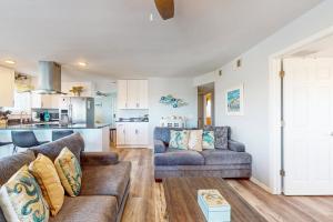 Seas the Day: Corner Unit with Pool - Two Blocks to Beach