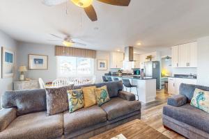 Seas the Day: Corner Unit with Pool - Two Blocks to Beach