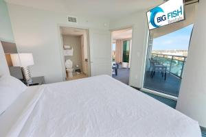 Oceanfront condo w balcony & pool