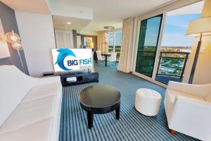 Oceanfront condo w balcony & pool