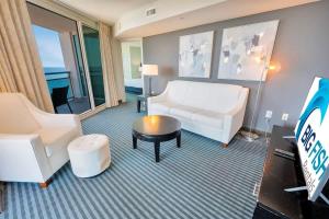 Oceanfront condo w balcony & pool