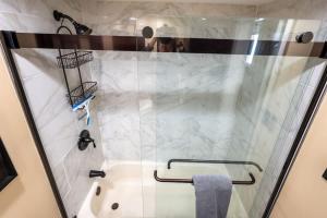 Direct Oceanfront Views 1BR Palms Nice Pools!