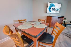 Amazing Oceanfront condo with pool & balcony views