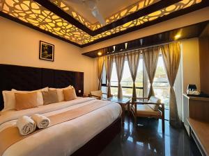 The Grand Dwaper A- Luxury Rooms & Parking Walking Distance From Mall Road
