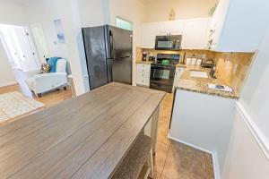 NEW! Large 2BR Savannah Shores PoolPickleball