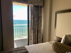 PH Corner Oceanfront at Coral Beach, Heated Pools!