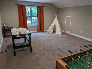 Modern 2 BD cabin with hot tub & Games & Central Loc