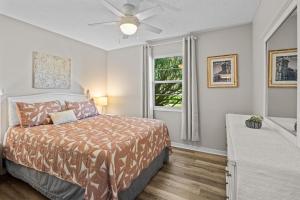 Colorful condo wshared pool, free WiFi, central AC - close to the beach