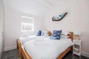 Charlotte Cottage - Minutes from Poole Park, with Feature Log Burner