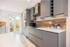 Charlotte Cottage - Minutes from Poole Park, with Feature Log Burner