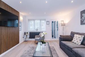 Stylish 2BR House for 4 in Manchester with Parking