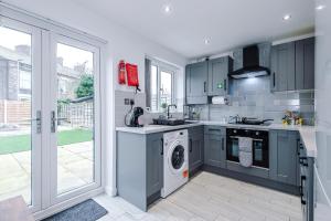 Stylish 2BR House for 4 in Manchester with Parking