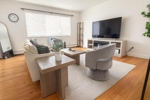 Chic 2BR Retreat Near OHare Free Parking