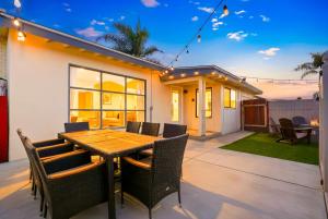 Stylish Retreat Near Mission Bay with Games & Firepit