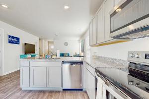 Coastal home near golf courses and close to beach attractions - central AC & WD