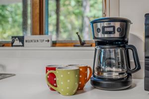 Chesnutt Cabin - Riverfront, Fire Pit, Game Room, Wifi, Screen Porch, View, King Bed