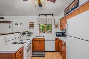 Chesnutt Cabin - Riverfront, Fire Pit, Game Room, Wifi, Screen Porch, View, King Bed