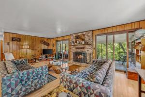 Chesnutt Cabin - Riverfront, Fire Pit, Game Room, Wifi, Screen Porch, View, King Bed