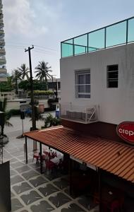 Apêsnoguaruja - Pé na areia apenas 1 minuto a pé até a praia em frente o shopping