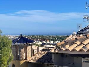 Renovated Top-Floor 2BR | Sunny Balcony & Golf