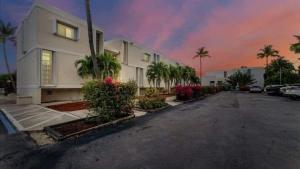 Ocean Bliss on Beach Heated Pool Unit 32