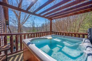 River Birch Hideaway - Mt Views, Hot Tub, Game-Theatre Rm, Fishing Pond, Mins to PF!