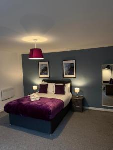Spacious 4 Bedroom Apartment with Terrace Liverpool by StaySavvy Accommodation