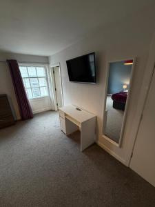 Spacious 4 Bedroom Apartment with Terrace Liverpool by StaySavvy Accommodation
