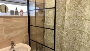 Serene Guest Room Retreat in Basildon with Private Entrance