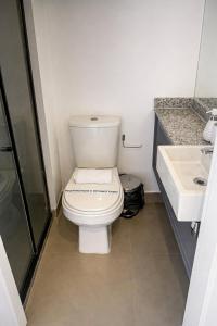 Studios Sofisticados com Ar, Cozinha, piscina, coworking e metrô a 5 min