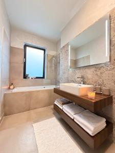 Cozy Forrest-side 2BR walking distance from Old Town - Free Parking & Patio